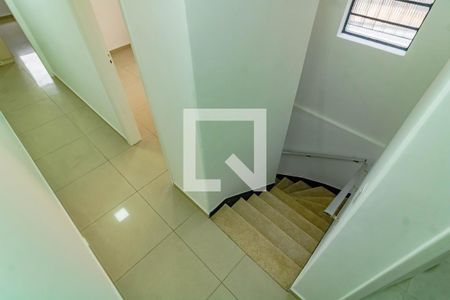 Casa à venda com 118m², 3 quartos e 2 vagas Casa à venda com 118m², 3 quartos e 2 vagasEscada