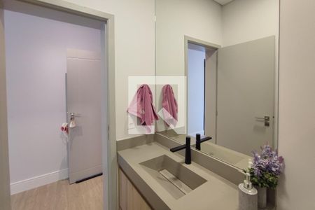 Casa de condomínio à venda com 290m², 3 quartos e 4 vagas Casa de condomínio à venda com 290m², 3 quartos e 4 vagasBanheiro Suíte