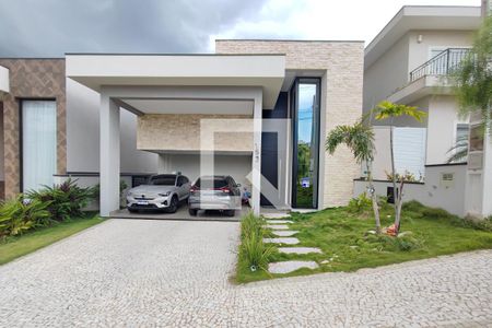 Casa de condomínio à venda com 290m², 3 quartos e 4 vagas Casa de condomínio à venda com 290m², 3 quartos e 4 vagasFachada