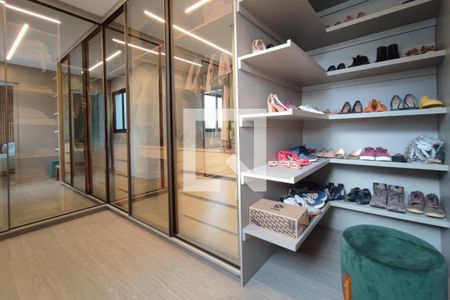 Casa de condomínio à venda com 290m², 3 quartos e 4 vagas Casa de condomínio à venda com 290m², 3 quartos e 4 vagasCloset da Suíte 2