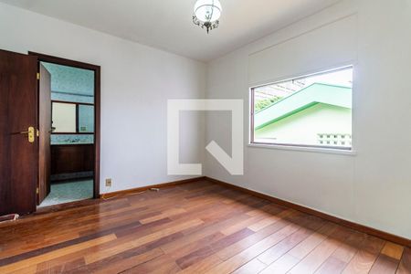 Casa à venda com 200m², 3 quartos e 4 vagas Casa à venda com 200m², 3 quartos e 4 vagasSuíte