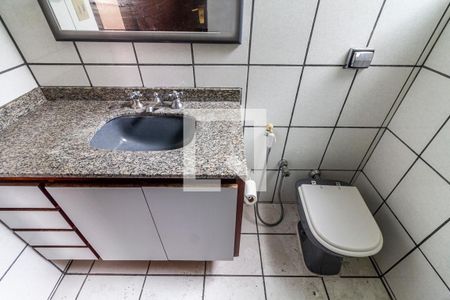 Casa à venda com 200m², 3 quartos e 4 vagas Casa à venda com 200m², 3 quartos e 4 vagasBanheiro Social