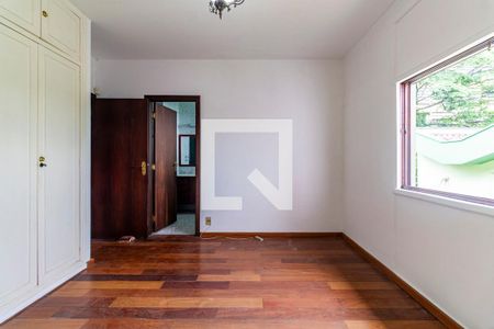 Casa à venda com 200m², 3 quartos e 4 vagas Casa à venda com 200m², 3 quartos e 4 vagasSuíte