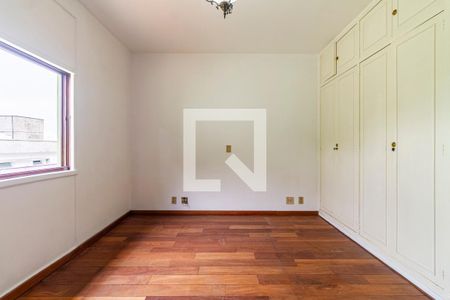 Casa à venda com 200m², 3 quartos e 4 vagas Casa à venda com 200m², 3 quartos e 4 vagasSuíte