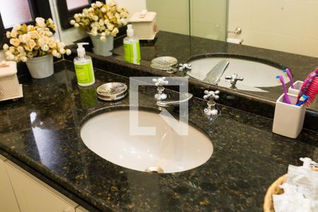 Apartamento à venda com 246m², 3 quartos e 4 vagas Apartamento à venda com 246m², 3 quartos e 4 vagasBanheiro da Suíte 1