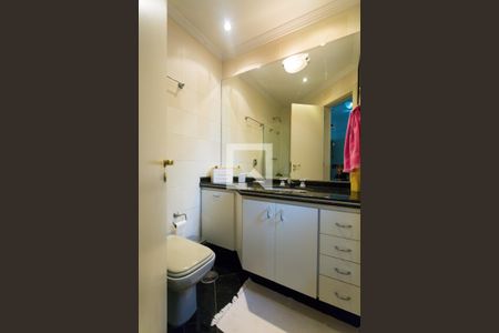 Apartamento à venda com 246m², 3 quartos e 4 vagas Apartamento à venda com 246m², 3 quartos e 4 vagasBanheiro da Suíte 2