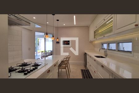 Casa à venda com 318m², 4 quartos e 4 vagas Casa à venda com 318m², 4 quartos e 4 vagasCozinha