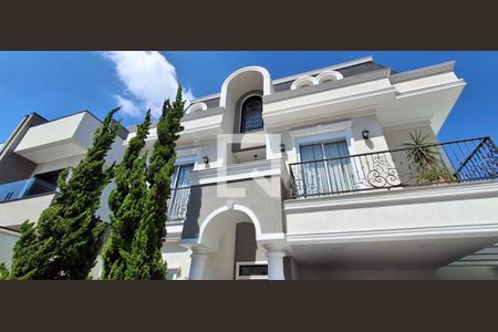 Casa à venda com 318m², 4 quartos e 4 vagas Casa à venda com 318m², 4 quartos e 4 vagasFachada