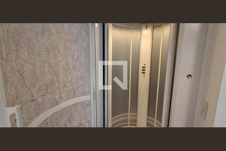 Casa à venda com 318m², 4 quartos e 4 vagas Casa à venda com 318m², 4 quartos e 4 vagasElevador