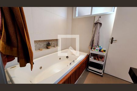 Apartamento à venda com 137m², 3 quartos e 1 vaga Apartamento à venda com 137m², 3 quartos e 1 vagaBanheiro da Suíte