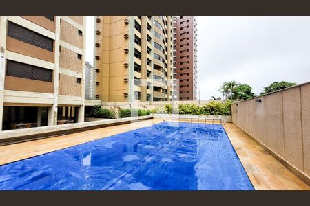 Apartamento à venda com 210m², 3 quartos e 2 vagas Apartamento à venda com 210m², 3 quartos e 2 vagasÁrea comum - Piscina