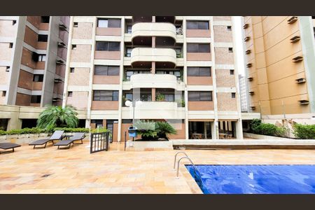 Apartamento à venda com 210m², 3 quartos e 2 vagas Apartamento à venda com 210m², 3 quartos e 2 vagasÁrea comum - Piscina
