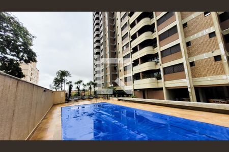 Apartamento à venda com 210m², 3 quartos e 2 vagas Apartamento à venda com 210m², 3 quartos e 2 vagasÁrea comum - Piscina