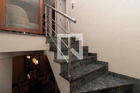 Casa à venda com 320m², 3 quartos e 5 vagas Casa à venda com 320m², 3 quartos e 5 vagasEscada