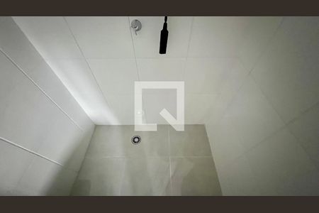 Banheiro de kitnet/studio para alugar com 1 quarto, 24m² em Pinheiros, São Paulo