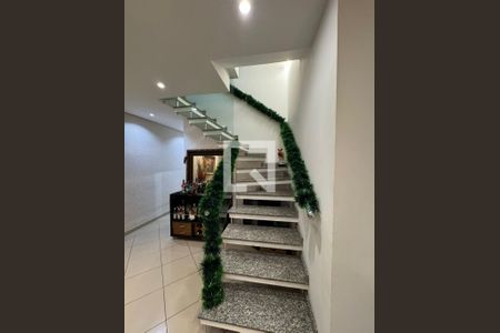 Casa à venda com 293m², 3 quartos e 2 vagasEscada