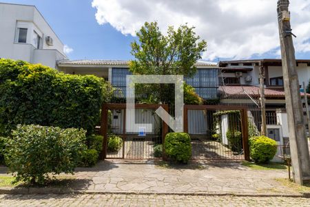 Casa à venda com 430m², 3 quartos e 4 vagas Casa à venda com 430m², 3 quartos e 4 vagasFachada