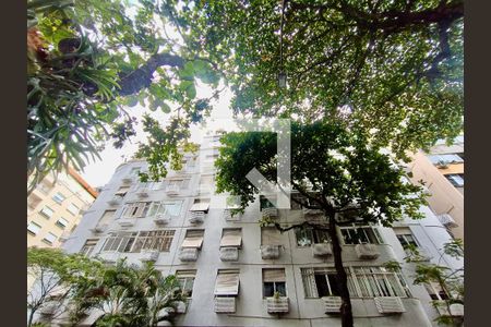 Apartamento à venda com 120m², 3 quartos e sem vagaFachada com cartaz QA