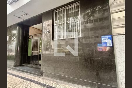 Apartamento à venda com 120m², 3 quartos e sem vagaFachada com cartaz QA