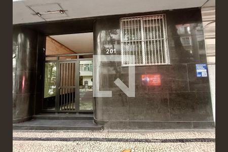 Apartamento à venda com 120m², 3 quartos e sem vagaFachada com cartaz QA