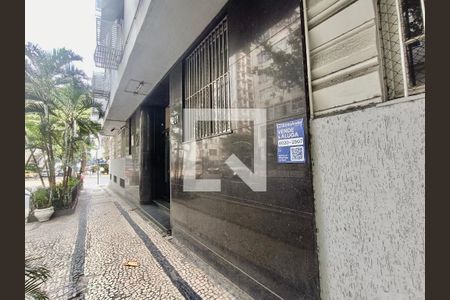 Apartamento à venda com 120m², 3 quartos e sem vagaFachada com cartaz QA