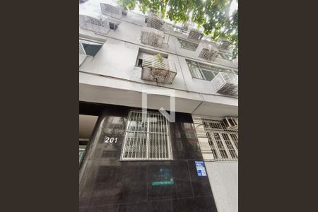 Apartamento à venda com 120m², 3 quartos e sem vagaFachada com cartaz QA