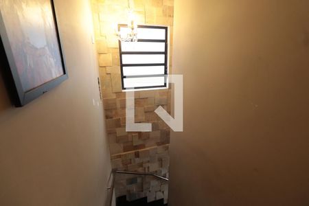 Casa à venda com 240m², 3 quartos e 2 vagas Casa à venda com 240m², 3 quartos e 2 vagasEscada