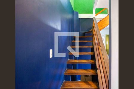 Casa à venda com 141m², 2 quartos e 2 vagasEscada