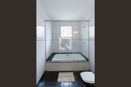 Casa à venda com 257m², 4 quartos e 4 vagas Casa à venda com 257m², 4 quartos e 4 vagasBanheiro da suíte