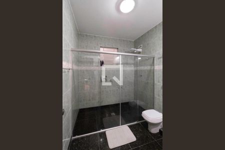 Casa à venda com 257m², 4 quartos e 4 vagas Casa à venda com 257m², 4 quartos e 4 vagasBanheiro social