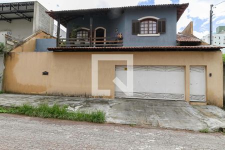 Casa à venda com 257m², 4 quartos e 4 vagas Casa à venda com 257m², 4 quartos e 4 vagasFachada
