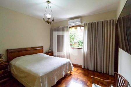 Casa à venda com 257m², 4 quartos e 4 vagas Casa à venda com 257m², 4 quartos e 4 vagasSuíte