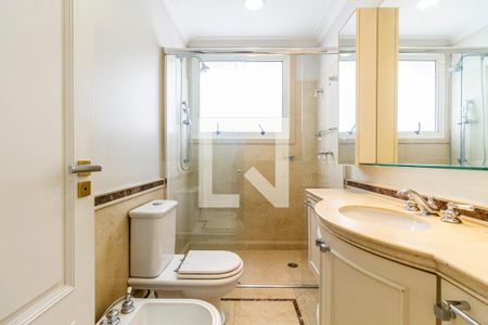 Apartamento à venda com 535m², 3 quartos e 6 vagas Apartamento à venda com 535m², 3 quartos e 6 vagasBanheiro da Suíte 2