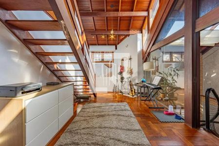 Casa à venda com 269m², 4 quartos e 4 vagas Casa à venda com 269m², 4 quartos e 4 vagasEscada