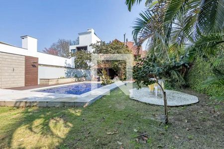 Casa à venda com 269m², 4 quartos e 4 vagas Casa à venda com 269m², 4 quartos e 4 vagasPiscina