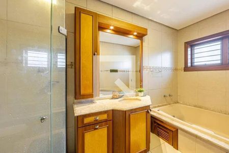 Casa à venda com 269m², 4 quartos e 4 vagas Casa à venda com 269m², 4 quartos e 4 vagasBanheiro