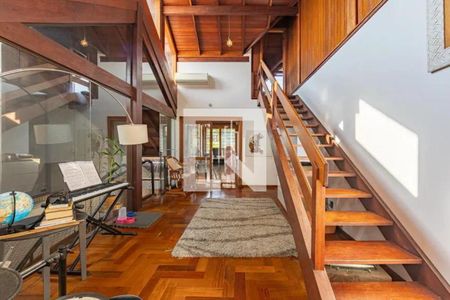 Casa à venda com 269m², 4 quartos e 4 vagas Casa à venda com 269m², 4 quartos e 4 vagasEscada