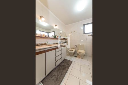 Apartamento à venda com 350m², 4 quartos e 4 vagas Apartamento à venda com 350m², 4 quartos e 4 vagasBanheiro da Suíte 1