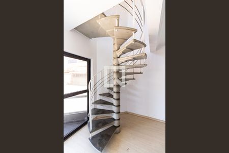 Apartamento à venda com 40m², 1 quarto e 1 vaga Apartamento à venda com 40m², 1 quarto e 1 vagaEscada