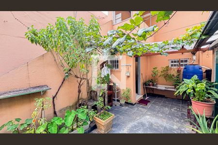 Casa à venda com 150m², 3 quartos e 2 vagas Casa à venda com 150m², 3 quartos e 2 vagasQuintal