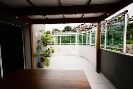 Apartamento à venda com 150m², 3 quartos e 2 vagas Apartamento à venda com 150m², 3 quartos e 2 vagasTerraço