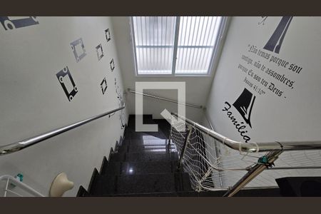 Casa para alugar com 150m², 4 quartos e 2 vagas Casa para alugar com 150m², 4 quartos e 2 vagasEscada