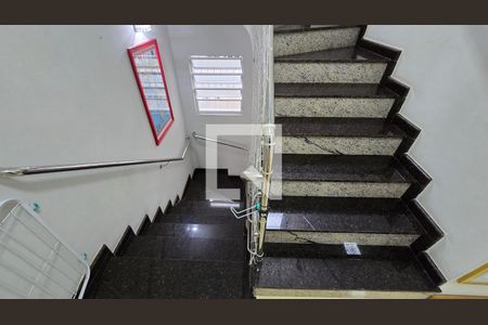 Casa para alugar com 150m², 4 quartos e 2 vagas Casa para alugar com 150m², 4 quartos e 2 vagasEscada