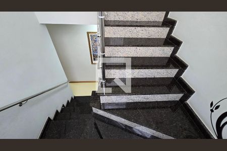 Casa para alugar com 150m², 4 quartos e 2 vagas Casa para alugar com 150m², 4 quartos e 2 vagasEscada