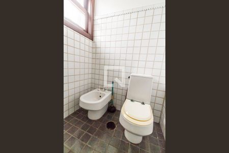 Casa de condomínio à venda com 445m², 3 quartos e 4 vagasBanheiro da Suíte