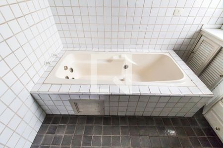 Casa de condomínio à venda com 445m², 3 quartos e 4 vagasDetalhe do Banheiro da Suite