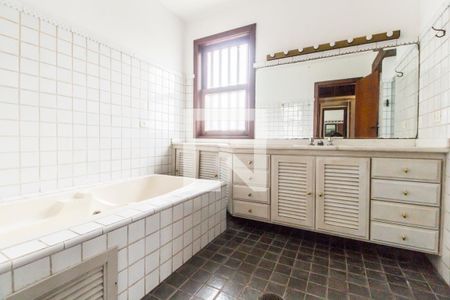 Casa de condomínio à venda com 445m², 3 quartos e 4 vagasBanheiro da Suíte