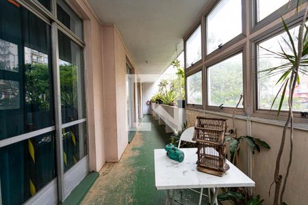 Apartamento à venda com 240m², 4 quartos e 1 vaga Apartamento à venda com 240m², 4 quartos e 1 vagaVaranda