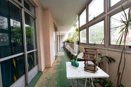 Apartamento à venda com 240m², 4 quartos e 1 vaga Apartamento à venda com 240m², 4 quartos e 1 vagaVaranda