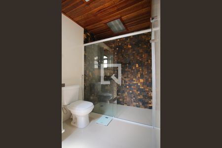 Casa à venda com 290m², 5 quartos e 4 vagasBanheiro da Suíte